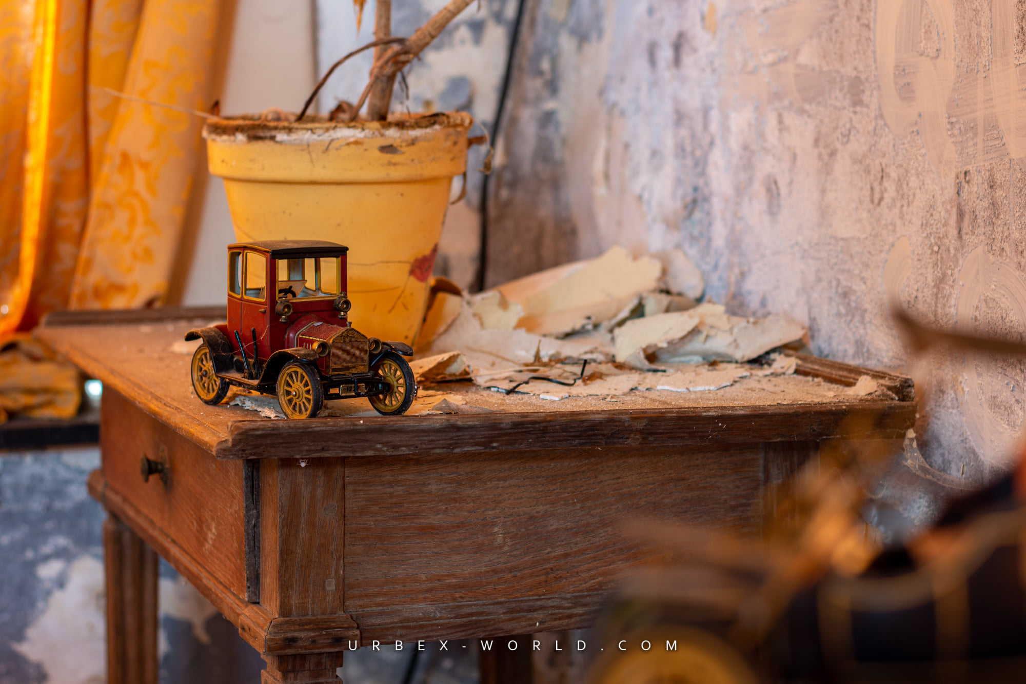 La petite voiture -Solitude Expo - Urbex World